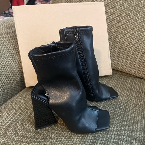 💕Steve Madden Peep Toe Bootie💕 - Picture 2 of 5